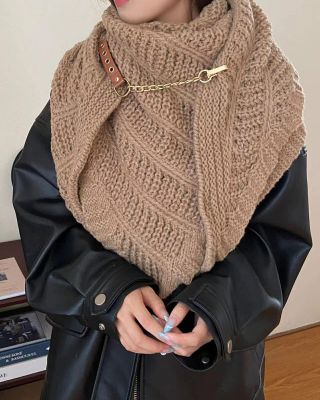 Dámský elegantní šál/pončo, které krásně doplní každý outfit. Součástí je ozdobná koženková přezka se zlatým zapínáním,...