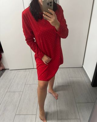 💫💫Rozzařte se v těchto elegantních červených šatech zdobených drobnými kamínky, které dodají outfitu jemný třpyt. Šaty...