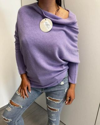Dodejte svému outfitu šmrnc s tímto stylovým asymetrickým svetříkem v jemné fialkové barvě. Příjemný, měkoučký materiál...