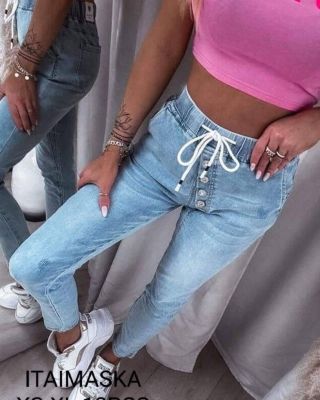 Stylové a maximálně pohodlné džíny z příjemného, lehce pružného denimu. Pas je řešený do gumy se stahovací šňůrkou, takže...