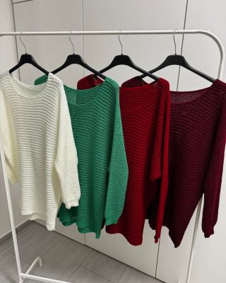 Vánoční svetřík, který musíte mít! 🎄 Měkoučký, příjemný svetřík s jemnou strukturou – ideální kousek pro vánoční i zimní...